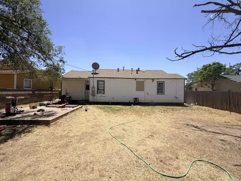 Exterior - 207 SE 5th St, Plainview, TX 79072 photo 4 of 8