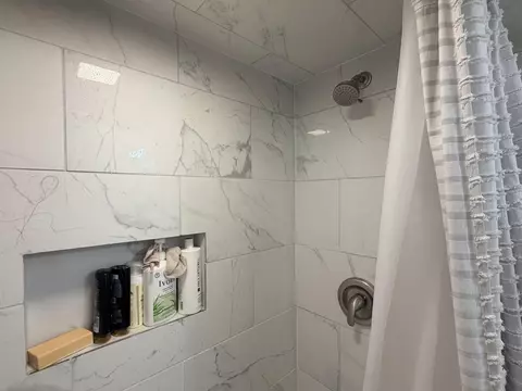 Bath - 207 SE 5th St, Plainview, TX 79072 photo 2 of 2