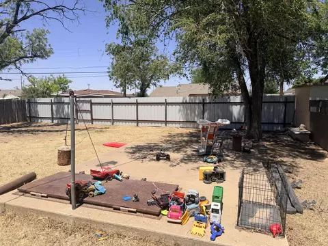 Exterior - 207 SE 5th St, Plainview, TX 79072 photo 7 of 8