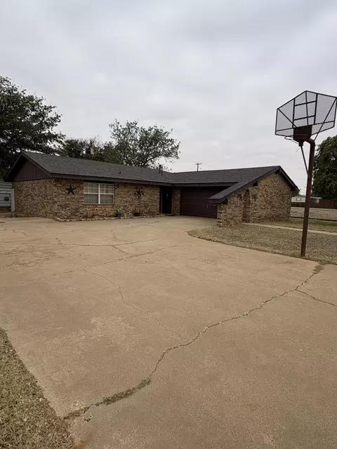 803 S Howell St, Brownfield, TX 79316