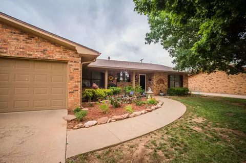 Exterior - 1304 Jefferson Dr, Plainview, TX 79072 photo 2 of 11