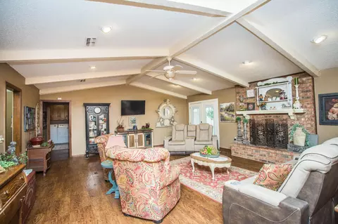 Living - 1304 Jefferson Dr, Plainview, TX 79072 photo 2 of 5