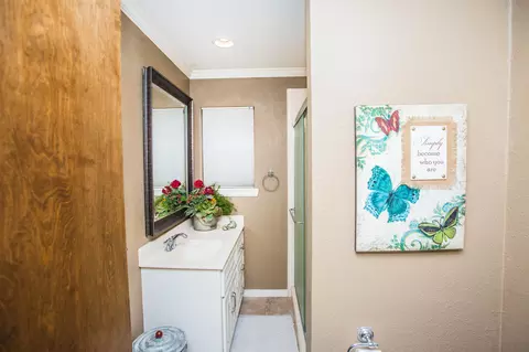 Bath - 1304 Jefferson Dr, Plainview, TX 79072 photo 5 of 9