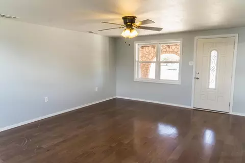 402 E 9th St, Plainview, TX 79072 photo 8
