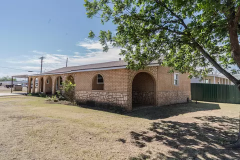 402 E 9th St, Plainview, TX 79072 photo 5