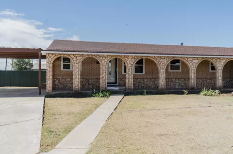 402 E 9th St, Plainview, TX 79072 photo 2