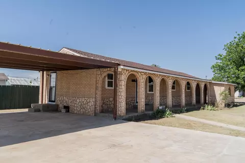 402 E 9th St, Plainview, TX 79072 photo 3