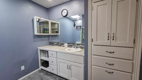 Bath - 2701 W 11th St, Plainview, TX 79072 photo 3 of 4