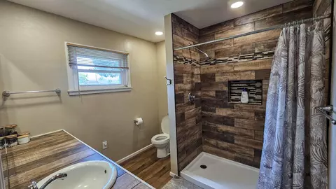 Bath - 2701 W 11th St, Plainview, TX 79072 photo 1 of 4