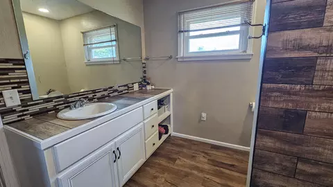 Bath - 2701 W 11th St, Plainview, TX 79072 photo 2 of 4