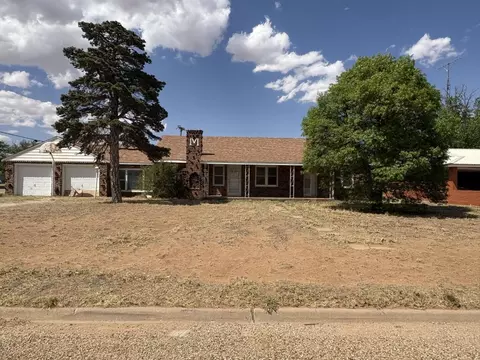 916 16th St, Seagraves, TX 79359