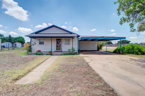 704 11th St, Shallowater, TX 79363