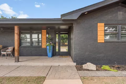 1303 8th St, Shallowater, TX 79363