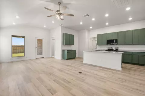 Living - 7113 14th St, Lubbock, TX 79416 photo 2 of 4