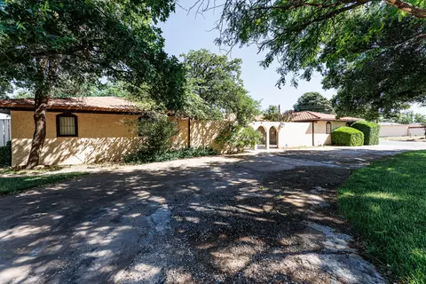 402 W 8th St, Sundown, TX 79372
