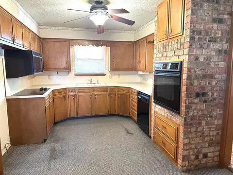 Kitchen - 1812 Floydada St, Plainview, TX 79072 photo 3 of 3
