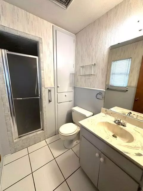 Bath - 1812 Floydada St, Plainview, TX 79072 photo 1 of 2
