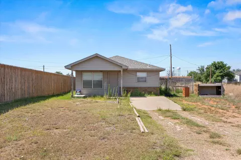 108 11th St, Plains, TX 79355