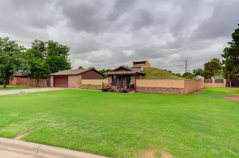 707 W 8th St, Idalou, TX 79329