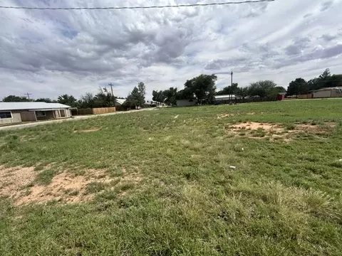 202-208 E Stanolind St, Sundown, TX 79372