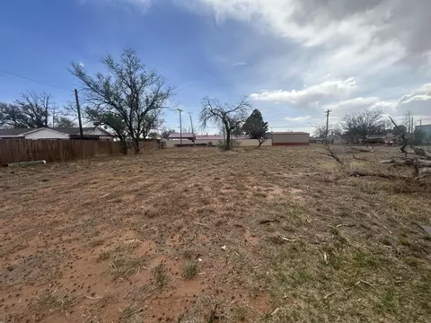 406 E Stanolind St, Sundown, TX 79372