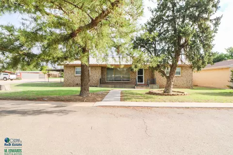 701 NE 1st St, Earth, TX 79031