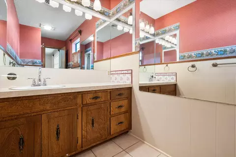 Bath - 7006 W 13th St, Plainview, TX 79072 photo 3 of 8