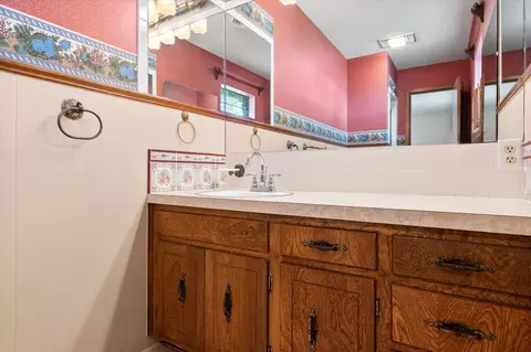 Bath - 7006 W 13th St, Plainview, TX 79072 photo 5 of 8