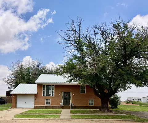 1800 N 8th St, Tahoka, TX 79373