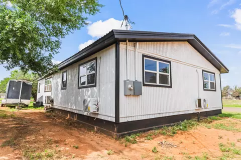 401 E 8th St, Sundown, TX 79372 photo 17