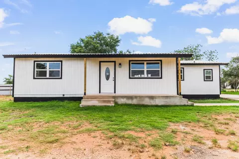 401 E 8th St, Sundown, TX 79372 photo 1