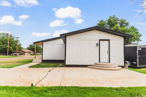 401 E 8th St, Sundown, TX 79372 photo 4