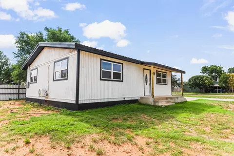 401 E 8th St, Sundown, TX 79372 photo 2