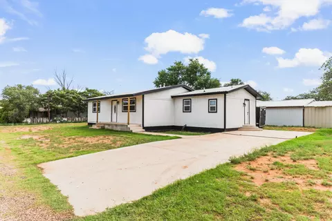 401 E 8th St, Sundown, TX 79372 photo 3