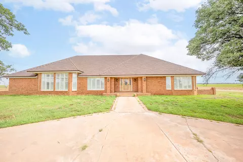 2210 W Division St, Slaton, TX 79364