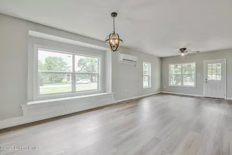 Living - 115 Yonkers St, Plainview, TX 79072 photo 3 of 6