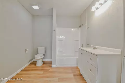 Bath - 115 Yonkers St, Plainview, TX 79072 photo 1 of 3