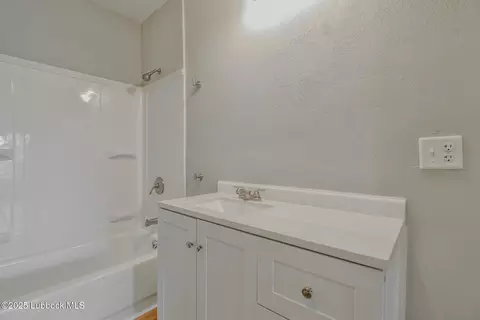 Bath - 115 Yonkers St, Plainview, TX 79072 photo 3 of 3