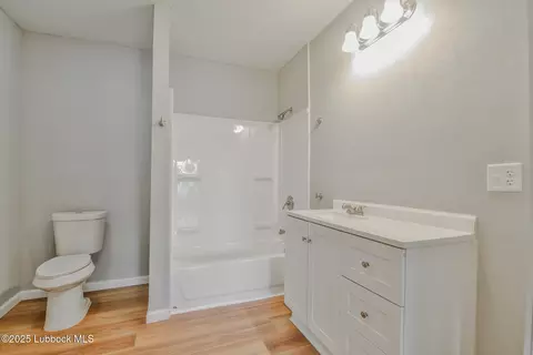 Bath - 115 Yonkers St, Plainview, TX 79072 photo 2 of 3