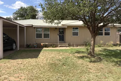 614 16th St, Seagraves, TX 79359