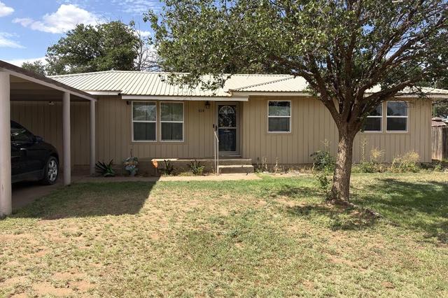 614 16th St, Seagraves, TX 79359