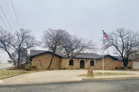 2001 Longhorn Dr, Levelland, TX 79336