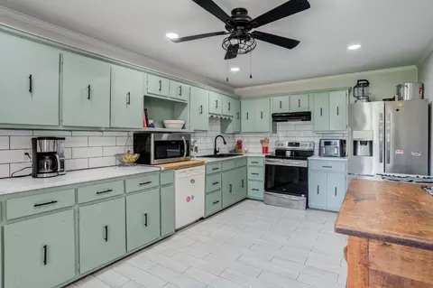 Kitchen - 811 Borger St, Plainview, TX 79072 photo 1 of 6