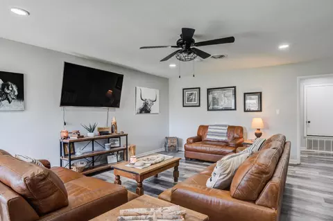 Living - 811 Borger St, Plainview, TX 79072 photo 1 of 5