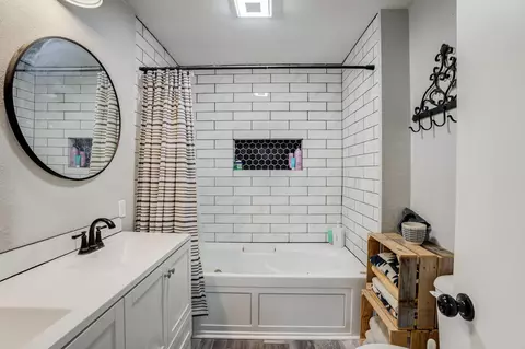 Bath - 811 Borger St, Plainview, TX 79072 photo 2 of 2