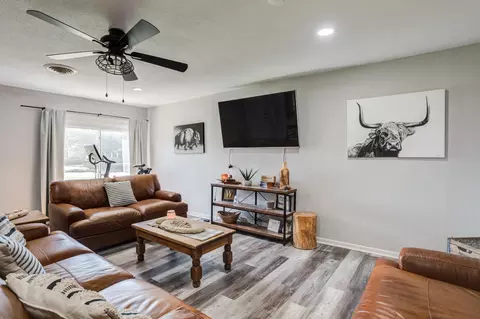 Living - 811 Borger St, Plainview, TX 79072 photo 4 of 5
