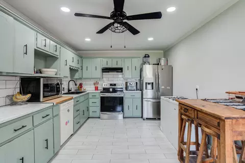 Kitchen - 811 Borger St, Plainview, TX 79072 photo 3 of 6