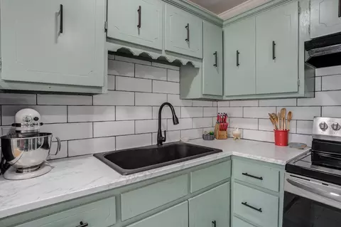 Kitchen - 811 Borger St, Plainview, TX 79072 photo 4 of 6