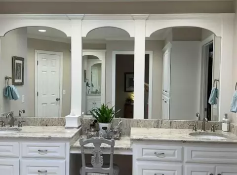 Bath - 203 N Navasota Dr, Plainview, TX 79072 photo 1 of 5