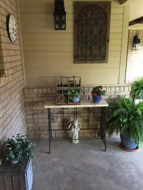 Exterior - 203 N Navasota Dr, Plainview, TX 79072 photo 4 of 9